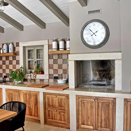 Zita With Private Pool And Sauna * Potpićan